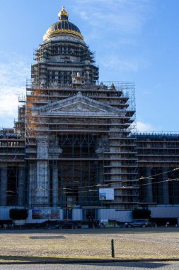 Brüksel, Belçika, 5 Kasım 2021. Brüksel 'deki Palais de Justice, Brüksel' in en büyük meydanı olan Poelaert Meydanı 'nda yer alan Greko-Romen esinlenerek yapılmış heybetli bir binadır..