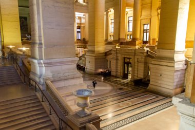 Brüksel, Belçika, 5 Kasım 2021. Brüksel 'deki Palais de Justice, Brüksel' in en büyük meydanı olan Poelaert Meydanı 'nda yer alan Greko-Romen esinlenerek yapılmış heybetli bir binadır..