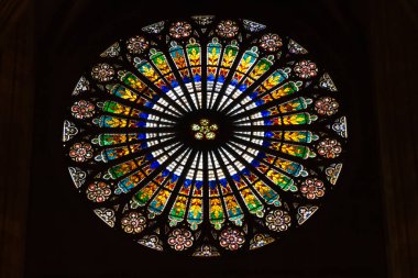 Strasbourg, Fransa, 30 Ekim 2021. Galerie Lafayette. Yetişkinler ve çocuklar için hazır giyim zinciri, lüks güzellik ürünleri ve ev dekorasyonu 2021. Strasbourg Katedrali 'nin boyalı pencereleri yapının önemli bir süs unsurudur.