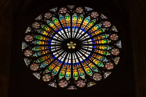 Strasbourg, Fransa, 30 Ekim 2021. Galerie Lafayette. Yetişkinler ve çocuklar için hazır giyim zinciri, lüks güzellik ürünleri ve ev dekorasyonu 2021. Strasbourg Katedrali 'nin boyalı pencereleri yapının önemli bir süs unsurudur.