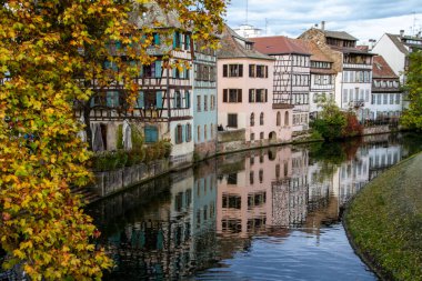 Strasbourg, Fransa, 31 Ekim 2021, yarım keresteli evler, bir duvar iskeleti oluşturan kirişler