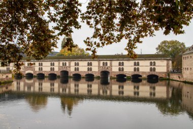 Strasbourg, Fransa, 30 Ekim 2021, Strazburg 'un üstü örtülü köprüleri Petite Fransa' nın göbeğine yayılan üç köprüdür. 2021, Vauban barajı tarihi bir anıt olarak sınıflandırılan bir kilit köprüdür..