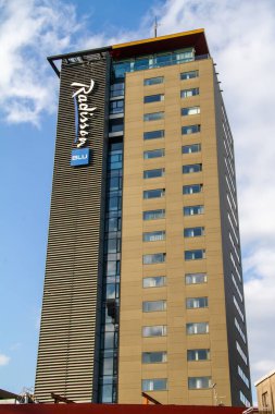 Hasselt, Belçika, 7 Mart 2021. Radisson Blu Hotel Hasselt 'in en yüksek kulesinde yer almaktadır..