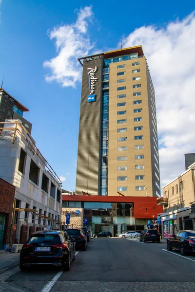Hasselt, Belçika, 7 Mart 2021. Radisson Blu Hotel Hasselt 'in en yüksek kulesinde yer almaktadır..