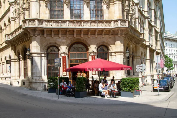 Viyana, Avusturya, 24 Temmuz 2021. Cafe Central terası. 1975 'ten 1982' ye kadar bina yenilendi ve Cafe Central kapılarını yeniden açtı. O zamandan beri özel bina Palais Ferstel olarak biliniyor.