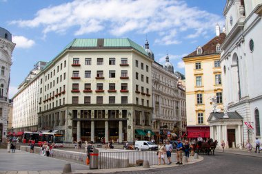 Viyana, Avusturya, 21 Temmuz 2021. Looshaus, Avusturya 'nın Viyana kentinde 1910 yılında Adolf Loos tarafından inşa edilmiş bir binadır. Bina Raiffeisen bankasına ev sahipliği yapıyor.