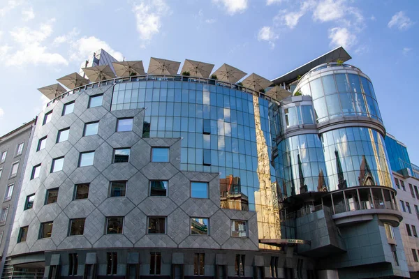 Viyana, Avusturya, 21 Temmuz 2021. Haas binası tarihi merkezde Stephansplatz 'a yükselen yeni bir bina. Haas binası Viyana 'daki St. Stephen Katedrali' nin karşısında duruyor..