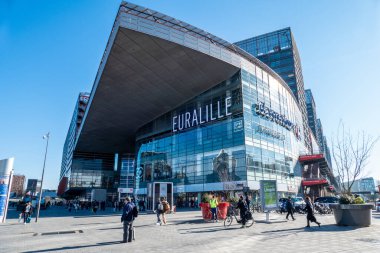 Lille, Fransa, 28 Şubat 2022. Westfield Euralille bir alışveriş merkezi. Bir Carrefour hipermarketinin yanı sıra 120 dükkan ve restorandan oluşuyor.