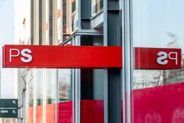 Brüksel, Belçika 24 Mart 2022. Belçika Sosyalist Partisi logosu merkez karargahın ön cephesinde, de l 'Empereur bulvarında. Belçika sosyal demokrat siyasi partisi, Belçika 'da sol merkezde sınıflandırıldı..