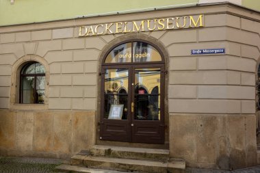 Passau, Almanya, 26 Temmuz 2021. Dackel Müzesi. Dachshund Müzesi Kleine Residenz, Almanya 'nın Passau şehrinde bulunan özel bir dachshund müzesidir.. 