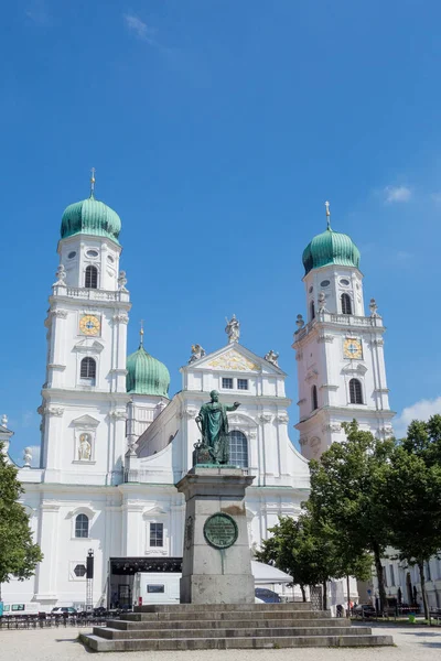 Passau, Almanya, 26 Temmuz 2021. St. Stephen Katedrali, Almanya 'nın Bavyera eyaletinde, Passau' da 1688 yılından kalma bir Barok mimari kilisesidir..