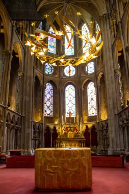 Dijon, Fransa, 16 Nisan 2022. Gotik mimarinin bir UNESCO Dünya Mirası başyapıtı olarak kabul edilen Notre Dame de Dijon Kilisesi. Notre-Dame 'da yükseliyor.,