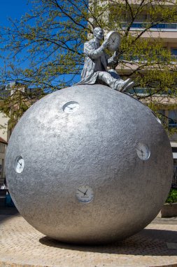 Dijon, Fransa, 16 Nisan 2022. Gloria Friedmann 'ın zaman sayacı Grangier Meydanı' na La Poste binasına bakan meşe ağacının yanına kurulmuş.,