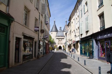 Nancy, Fransa, 18 Nisan 2022. Porte de la Craffe, 14. yüzyılda yapılmış ortaçağ tahkimatlarının heybetli bir kalıntısıdır.