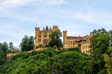 Hohenschwangau, Almanya, 27 Temmuz 2021. Hohenschwangau Kalesi Neuschwanstein Kalesi 'nin tam karşısında..