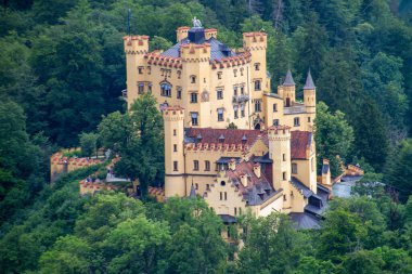 Hohenschwangau, Almanya, 27 Temmuz 2021. Hohenschwangau Kalesi Neuschwanstein Kalesi 'nin tam karşısında..