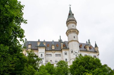 Hohenschwangau, Almanya, 27 Temmuz 2021. 1869 ve 1886 yılları arasında Bavyera Kralı II. Ludwig 'in emriyle inşa edilen Neuschwanstein Kalesi bugün Almanya' nın en ünlü kalesidir.,