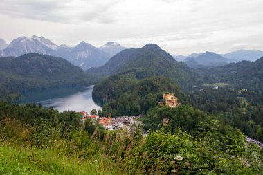 Hohenschwangau, Almanya, 27 Temmuz 2021. Hohenschwangau Kalesi Neuschwanstein Kalesi 'nin tam karşısında..