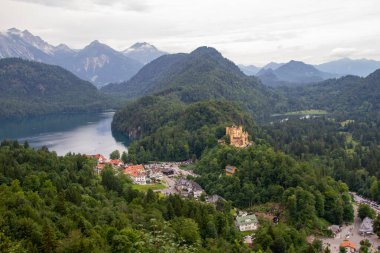 Hohenschwangau, Almanya, 27 Temmuz 2021. Hohenschwangau Kalesi Neuschwanstein Kalesi 'nin tam karşısında..