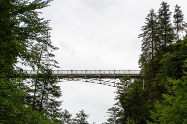 Schwangau, Almanya, 27 Temmuz 2021. Neuschwanstein Kalesi Köprüsü. Kalenin fotoğraflarını çekmek için ideal köprü..