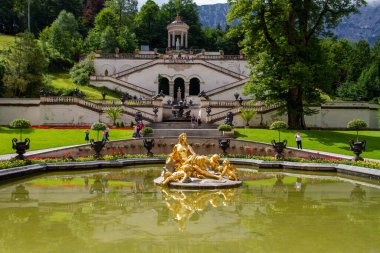 Ettal, Almanya, 27 Temmuz 2021. Linderhof Sarayı, Oberammergau ve Ettal Manastırı yakınlarındaki Graswangtal 'da bulunan bir kraliyet kalesidir..