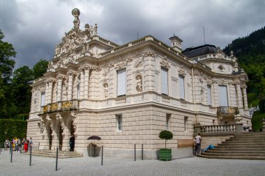Ettal, Almanya, 27 Temmuz 2021. Linderhof Sarayı, Oberammergau ve Ettal Manastırı yakınlarındaki Graswangtal 'da bulunan bir kraliyet kalesidir..