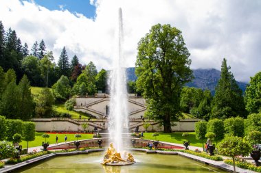 Ettal, Almanya, 27 Temmuz 2021. Linderhof Sarayı, Oberammergau ve Ettal Manastırı yakınlarındaki Graswangtal 'da bulunan bir kraliyet kalesidir..