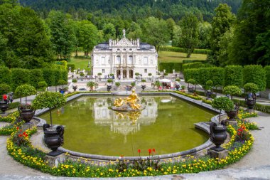 Ettal, Almanya, 27 Temmuz 2021. Linderhof Sarayı, Oberammergau ve Ettal Manastırı yakınlarındaki Graswangtal 'da bulunan bir kraliyet kalesidir..