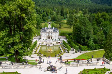 Ettal, Almanya, 27 Temmuz 2021. Linderhof Sarayı, Oberammergau ve Ettal Manastırı yakınlarındaki Graswangtal 'da bulunan bir kraliyet kalesidir..