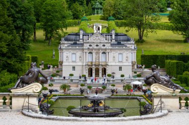 Ettal, Almanya, 27 Temmuz 2021. Linderhof Sarayı, Oberammergau ve Ettal Manastırı yakınlarındaki Graswangtal 'da bulunan bir kraliyet kalesidir..