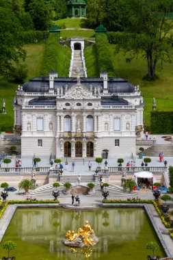 Ettal, Almanya, 27 Temmuz 2021. Linderhof Sarayı, Oberammergau ve Ettal Manastırı yakınlarındaki Graswangtal 'da bulunan bir kraliyet kalesidir..