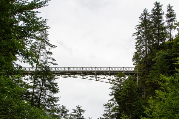 Schwangau, Almanya, 27 Temmuz 2021. Neuschwanstein Kalesi Köprüsü. Kalenin fotoğraflarını çekmek için ideal köprü..
