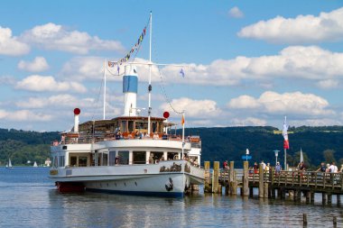 Ammersee, Almanya, 29 Temmuz 2022. 47 km2 'lik alana sahip bu büyük göl sizi yelken açmaya ve dinlenmeye davet ediyor..