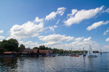 Ammersee, Almanya, 29 Temmuz 2022. 47 km2 'lik alana sahip bu büyük göl sizi yelken açmaya ve dinlenmeye davet ediyor..