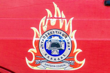 Epidaurus, Yunanistan, 17 Temmuz 2022, Epidaurus arkeolojik sahasında çıkan yangını önlemek için bir kamyonda itfaiyeci logosu..