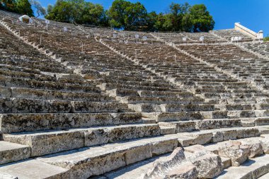 Epidaurus, Yunanistan, 17 Temmuz 2022. Arkeolojik alan. Epidaurus, Yunanistan 'ın doğusundaki Mora Ovası' nın verimli Argolis ovasında yer alan antik bir dini mekan ve köydü.