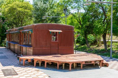 Kalamata, Yunanistan, 21 Temmuz 2022. Eski tren Kalamata Belediye Demiryolu Parkı 'nda bir bara dönüştü.