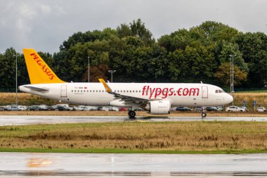 Charleroi, Belçika, 17 Eylül 2022, Pegasus Havaalanı uçağı Brüksel Güney Havaalanı pistinde.