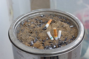 kum kül tablası ile sigara, sigara bırakma.