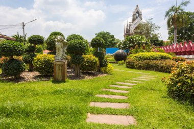 Bahçeye giden taş yol.