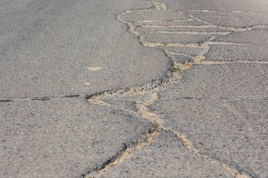 Çatallı beton yol yüzeyi.