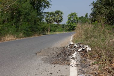hasarlı kentsel asfalt yol çakıl ile çukur.