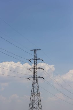 Elektrik direkleri ve mavi gökyüzü.