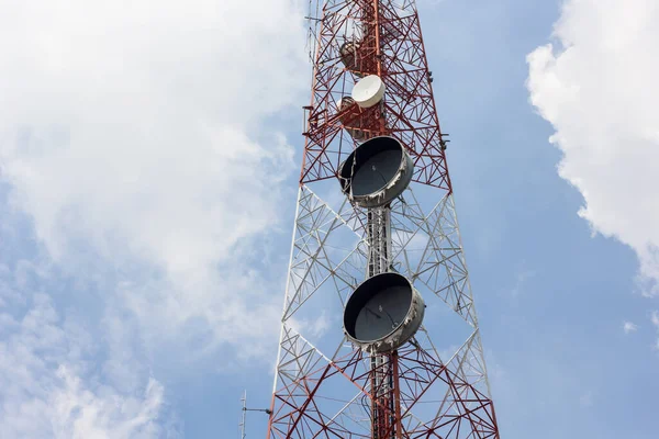 Torres Comunicación Sobre Fondo Azul Del Cielo — Foto de Stock