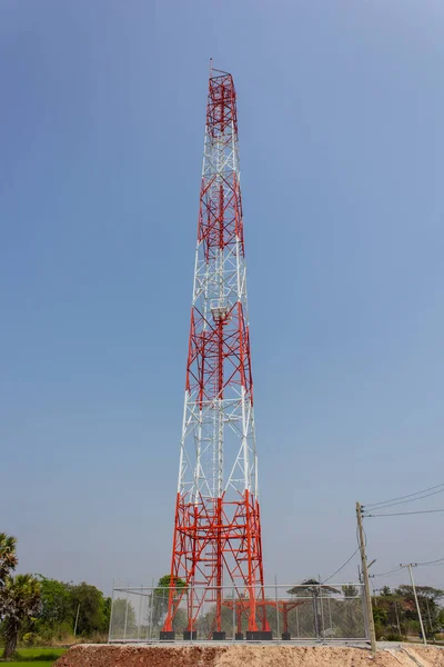 Komunikační Věže Pozadí Modré Oblohy — Stock fotografie