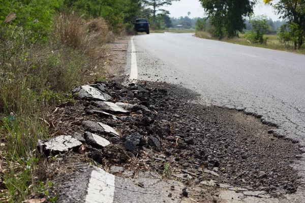 hasarlı kentsel asfalt yol çakıl ile çukur.