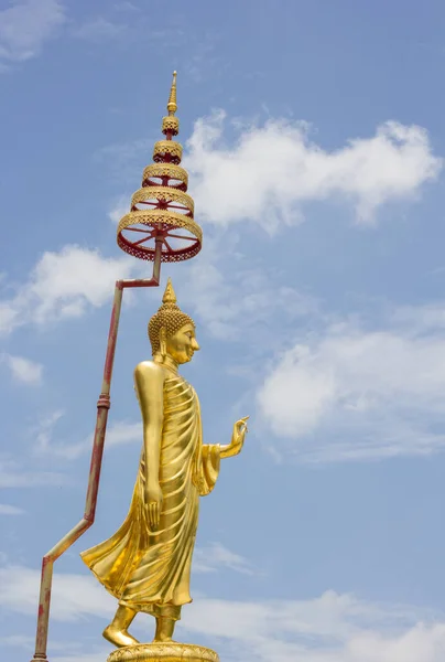 在天空背景上的佛像 — 图库照片