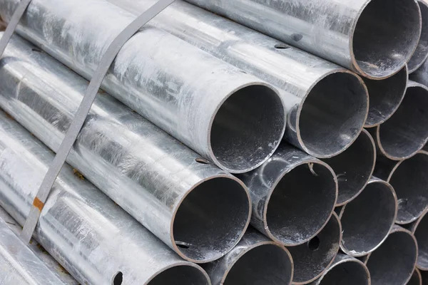 Çelik boruların soyutlanması.