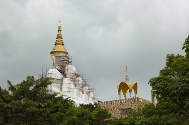 Sis arka planında beş Buda heykeli (wat phra that pha son kaew), Tayland.