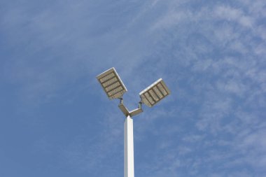 Mavi gökyüzüne karşı sokak lambası.